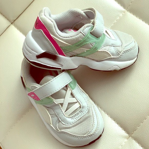Puma kinder fit sneakers size 7 toddler girl Puma kinder fit sneakers size 7 toddler girl